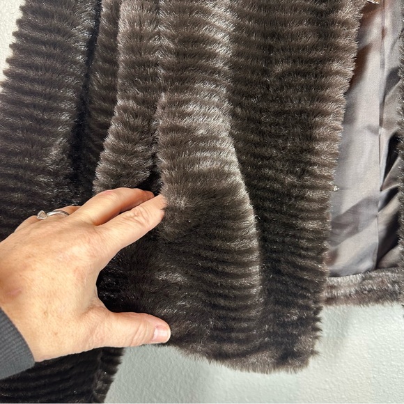 NANA CREATIONS USA Small Dark Chocolate Brown Faux Fur Ribbed Cropped Jacket - Picture 5 of 8